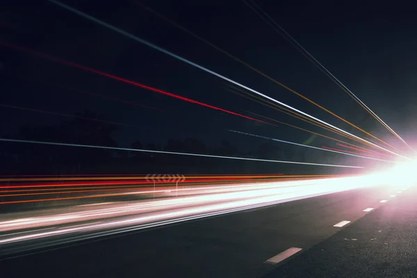 Sentieri luminosi di notte con bagliore — Foto Stock