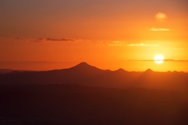 Dağın üzerinden günbatımı siluet