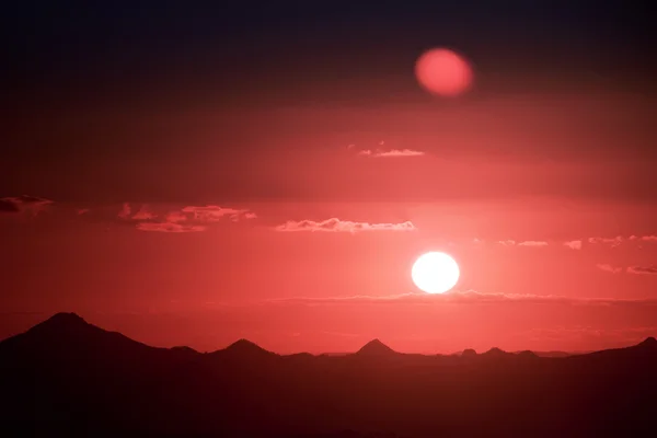 Silhouette coucher de soleil sur la montagne — Photo