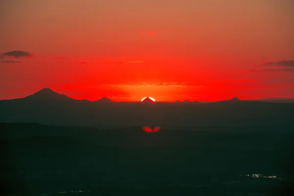 Sílhueta do pôr do sol sobre a montanha — Fotografia de Stock