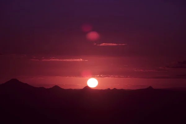 Západ slunce silueta nad horou — Stock fotografie