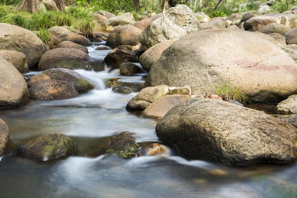 Скелі і тече вода — стокове фото