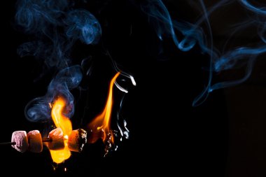 Pembe şekerleme yanıyor