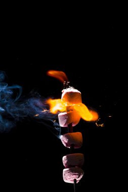 Pembe şekerleme yanıyor