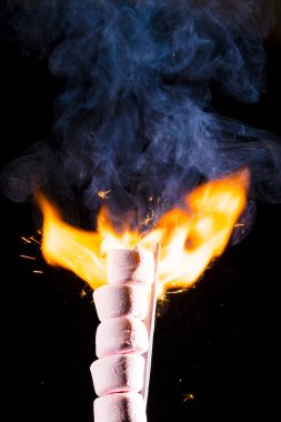 Pembe şekerleme yanıyor