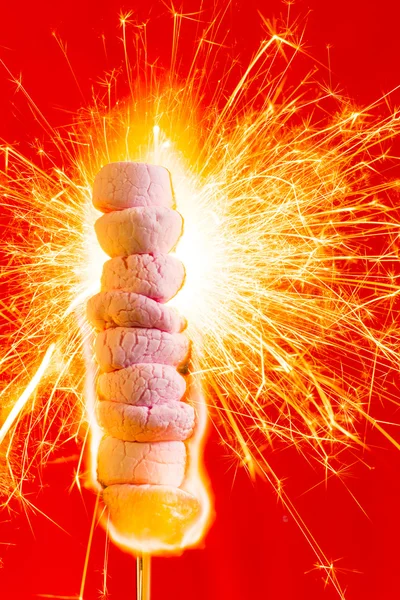 Marshmallow rosa in fiamme con scintille — Foto Stock