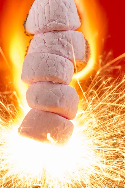 Růžový Marshmallows v ohni se leskne — Stock fotografie