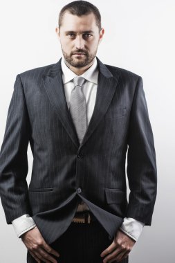 Sinema tarzı studio bir adam portresi