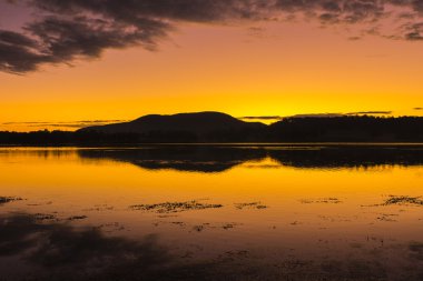 Lake Moogerah Queensland renkli günbatımı