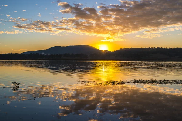 Farbenfroher Sonnenuntergang am Lake Moogerah in Queenland — Stockfoto