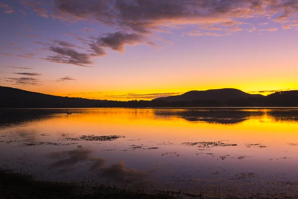 Pôr-do-sol colorido no Lago Moogerah em Queensland — Fotografia de Stock