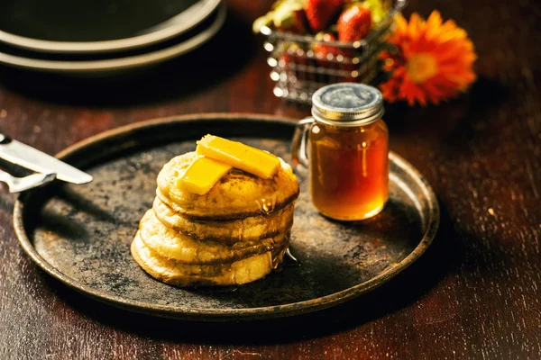 Crumpets and honey — Stock Photo, Image