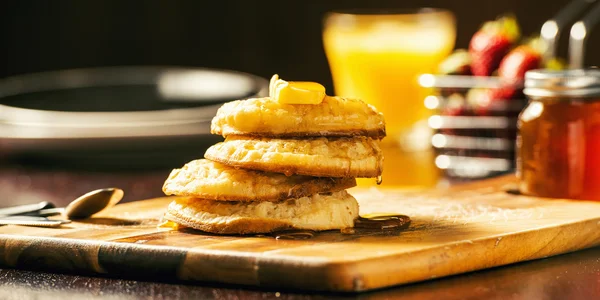Crumpets and honey — Stock Photo, Image