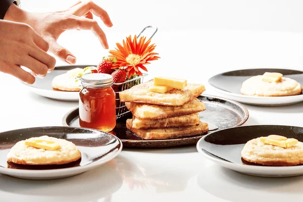 Crumpets and honey — Stock Photo, Image