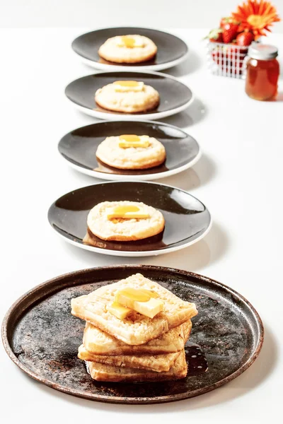 Crumpets and honey — Stock Photo, Image