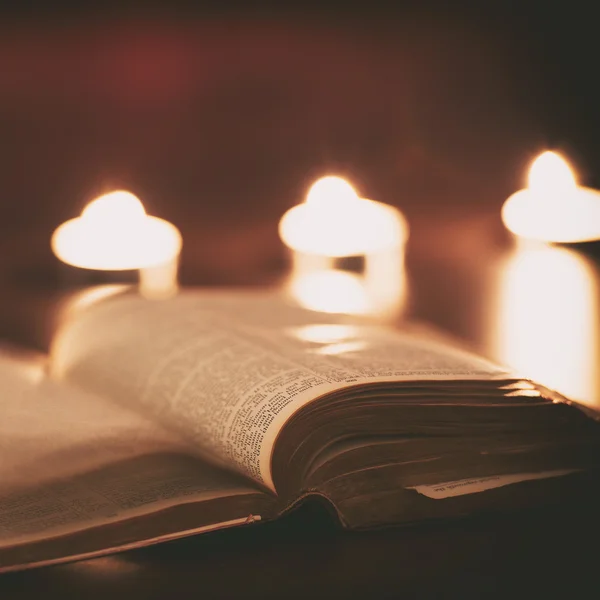 Biblia con velas — Foto de Stock