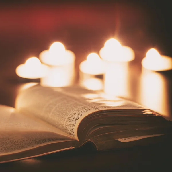 Biblia con velas — Foto de Stock