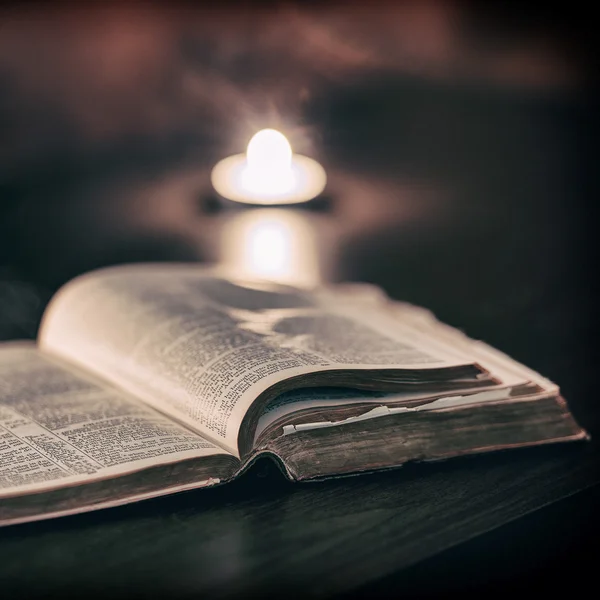 Bíblia com velas Imagem De Stock