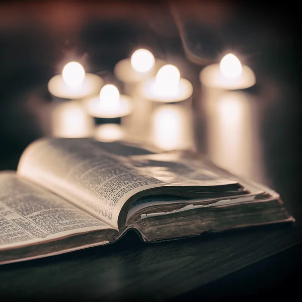 Biblia con velas Imagen de stock