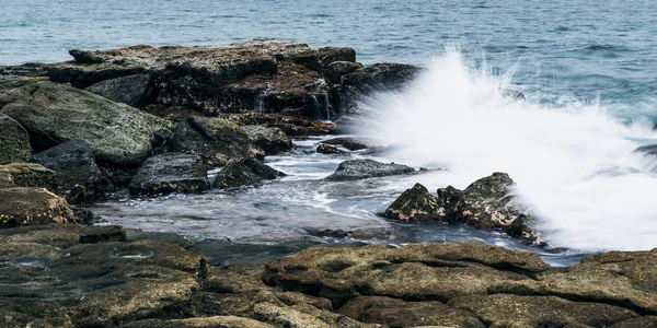 Rocce e onde a Point Cartwright — Foto Stock