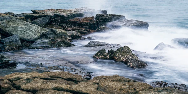 Rocks and waves at Point Cartwright — Stock Photo, Image