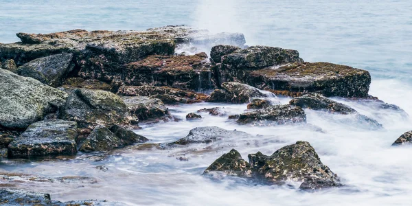Rocas y olas en Point Cartwright —  Fotos de Stock