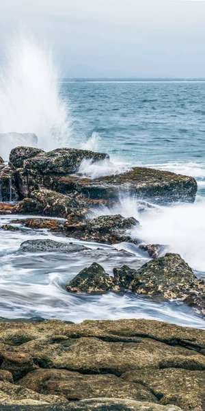 Rochers et vagues à Point Cartwright — Photo