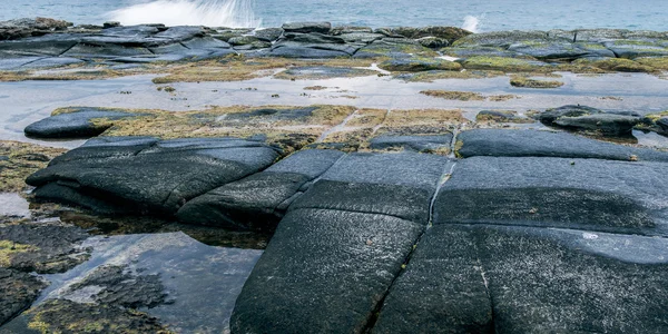 Rocce e onde a Point Cartwright — Foto Stock