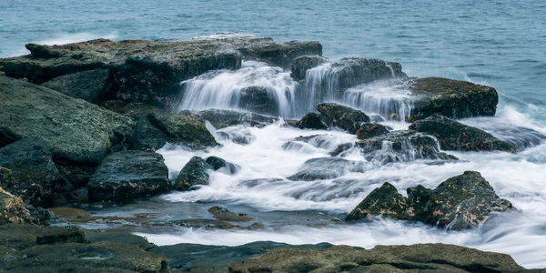 Felsen und Wellen am Punkt Cartwright — Stockfoto