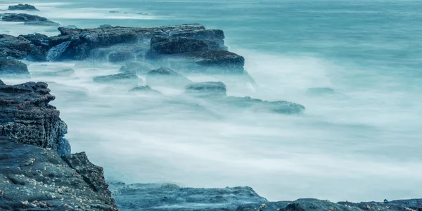 Rocce e onde a Point Cartwright — Foto Stock