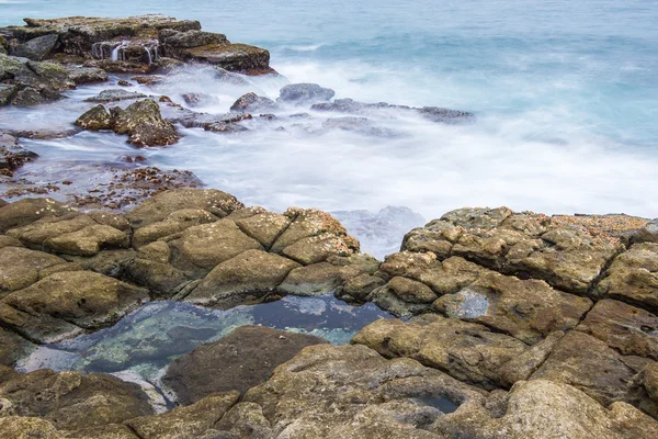 Kayalar ve nokta Cartwright, dalgalar — Stok fotoğraf