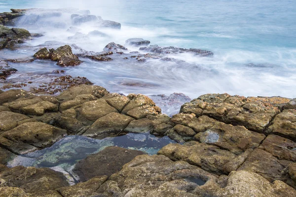 Rochers et vagues à Point Cartwright — Photo