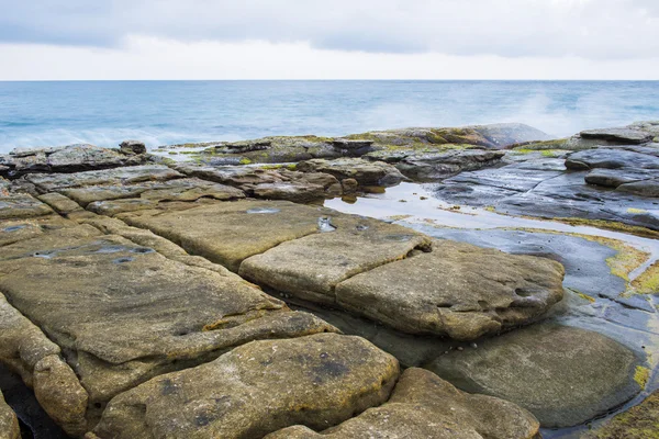 Rochers et vagues à Point Cartwright — Photo