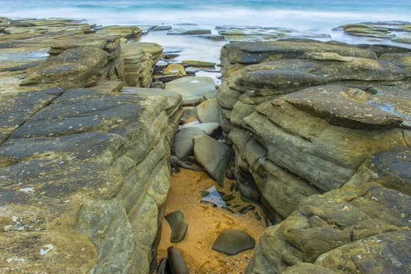 Rocce e onde a Point Cartwright — Foto Stock