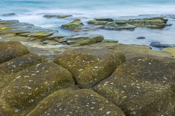 Rocce e onde a Point Cartwright — Foto Stock