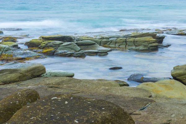 Felsen und Wellen am Punkt Cartwright — Stockfoto