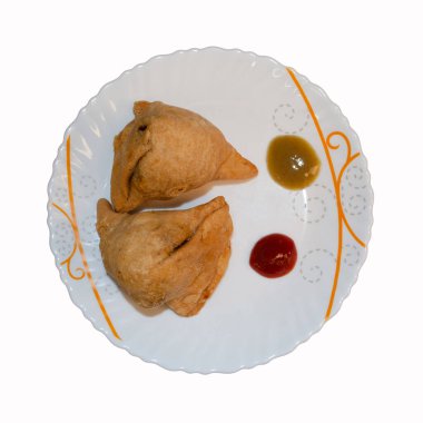 Hint Aloo samosa, ünlü geleneksel vejetaryen yemeği acılı ve domates soslu.