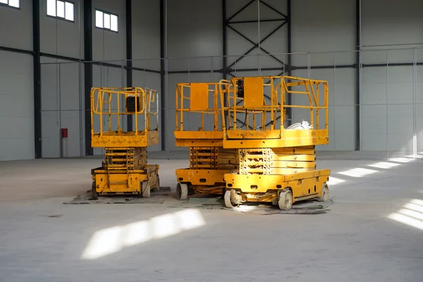 Hidrolik makas lift platformları ile yeni fabrika binası