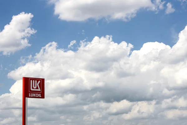 Sinal do posto de gasolina lukoil — Fotografia de Stock