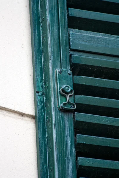 Zielone okiennice — Zdjęcie stockowe
