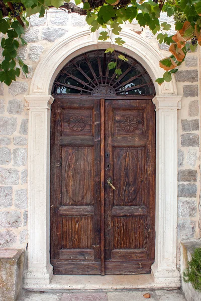 Puerta delantera marrón viejo —  Fotos de Stock