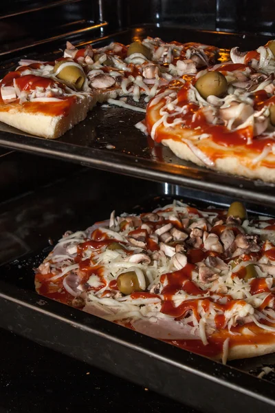 오븐 속의 피자. — 스톡 사진