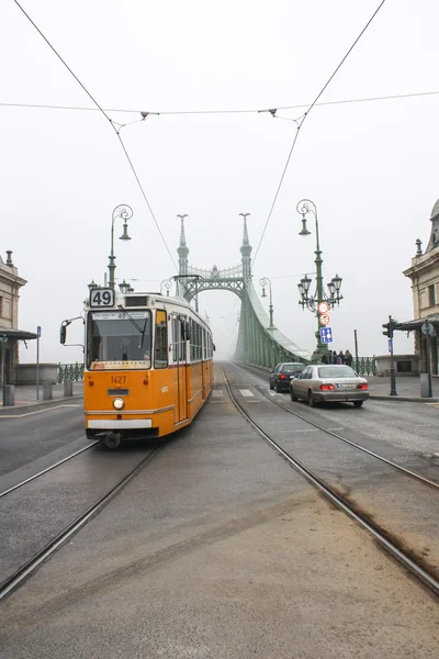 Straßenbahn fährt durch Budapest — Stockfoto