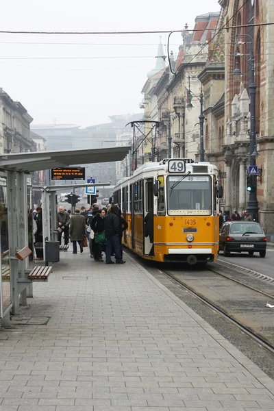 Arrêt de tramway dans une gare de Budapest — Photo