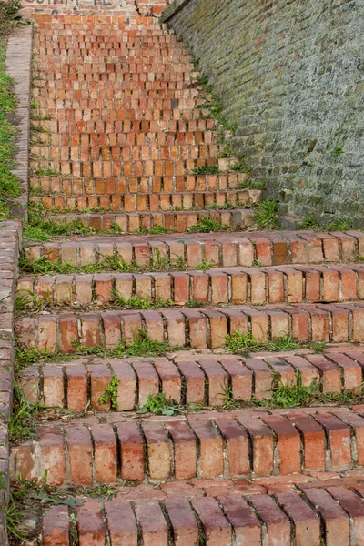 Antigua escalera de jardín de ladrillo — Foto de Stock