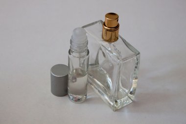 İki açık parfüm şişeleri