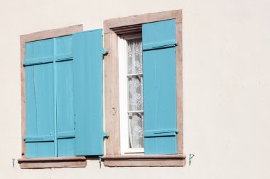 Windows açık ve kapalı ahşap kepenkleri ile