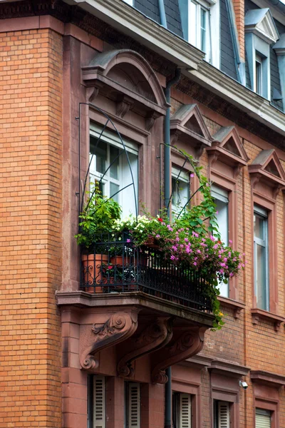 Balcón con flores — Foto de Stock