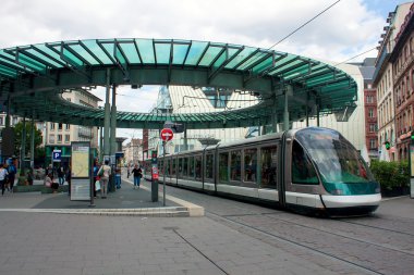 Strazburg geçen tramvay