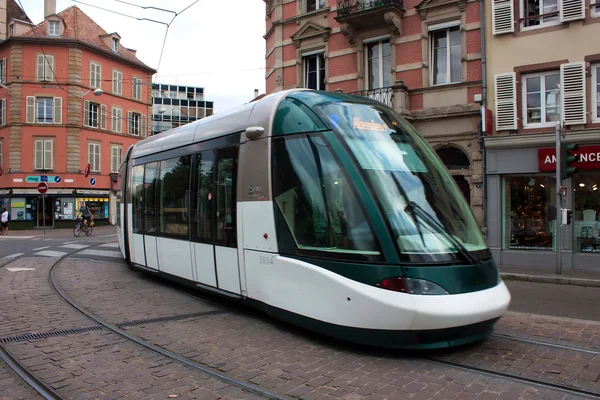 Tram que passa por Estrasburgo — Fotografia de Stock